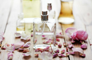 شیشه عطر زنانه همرا با گلبرگ های صورتی
